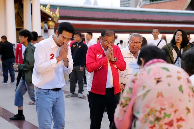 "บู้ จเด็ศ" ลุยหาเสียงพ่อค้าแม่ค้า อ้อนขอคะแนนเข้าสภาแก้ปัญหาให้คนพิษณุโลก