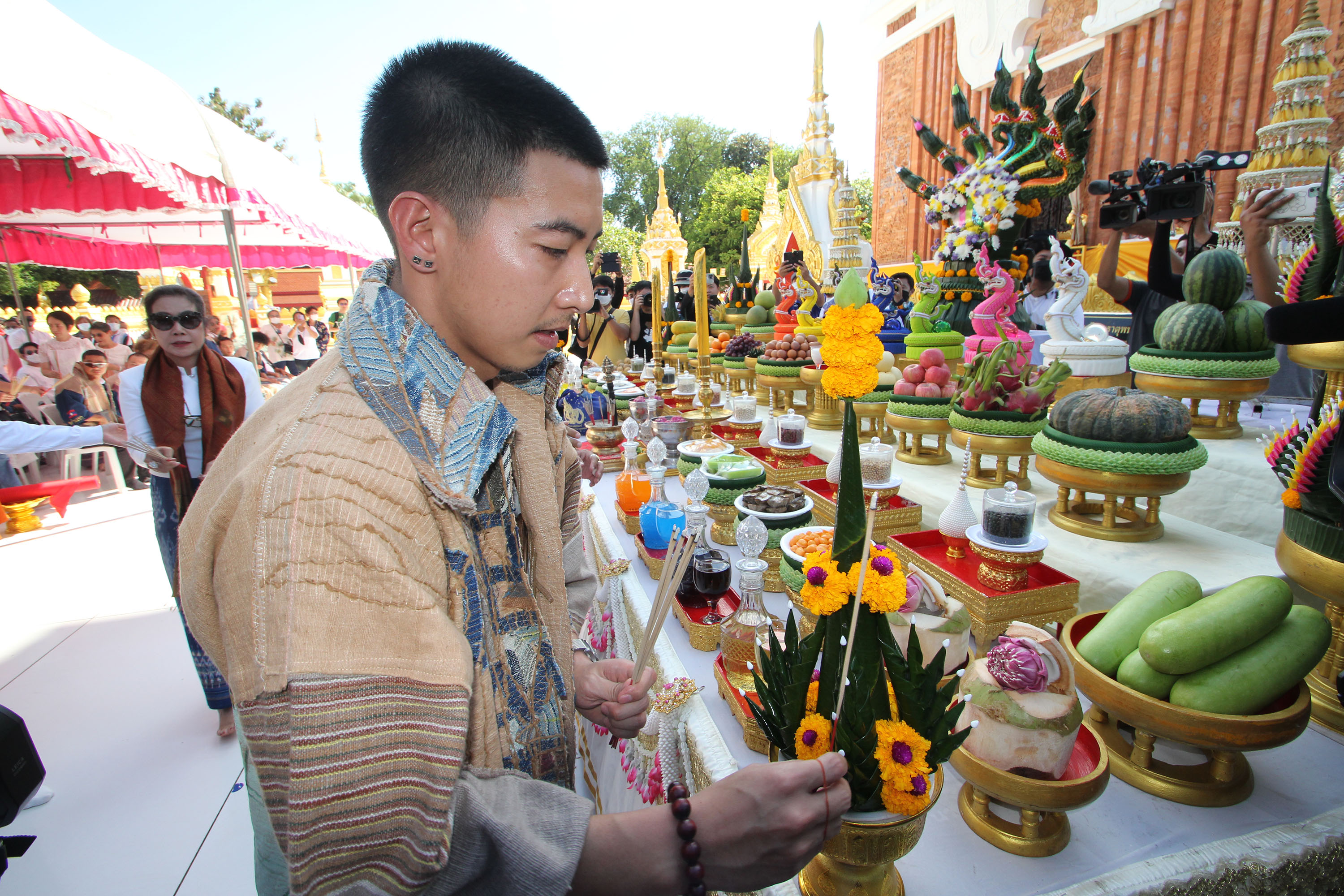 'โตโน่'ขอพรพระธาตุพนม-องค์พญานาคทั้ง 7 คุ้มครอง สุดภูมิใจยอดบริจาคทะลุ 12 ล้านแล้ว 
