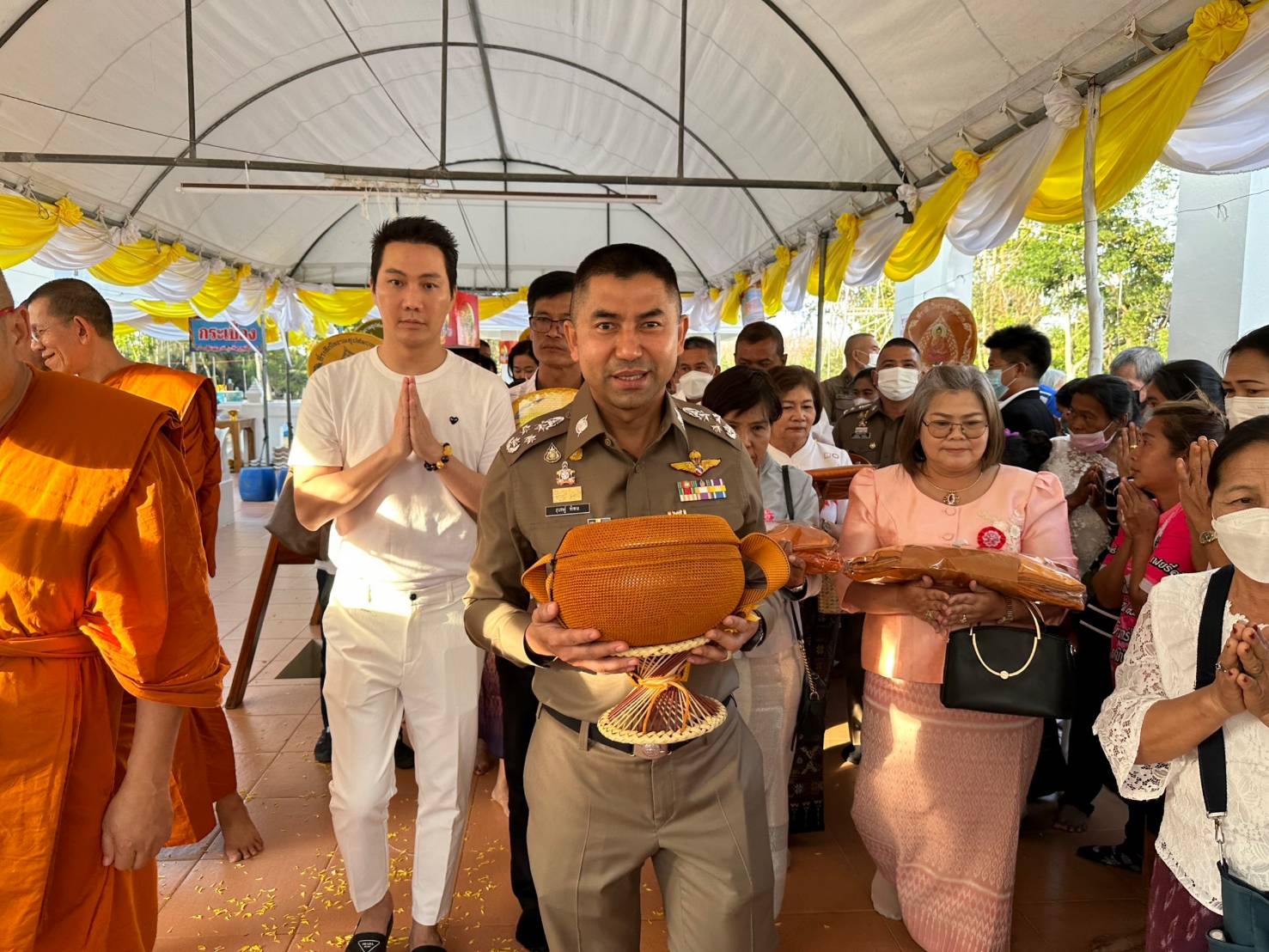 "บิ๊กโจ๊ก"นำข้าราชการตำรวจพร้อมประชาชนร่วมอุปสมบทหมู่ ฉลอง อุโบสถ เจริญจิตภาวนาถวายพระพรชัยมงคล