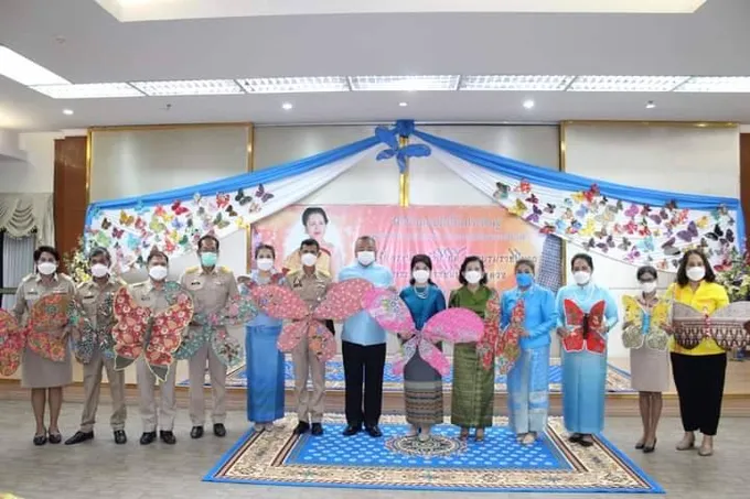 สุราษฎร์ธานี จัดพิธีรับมอบผีเสื้อประดิษฐ์จากผ้าไทย เพื่อนำไปประดับในนิทรรศการเฉลิมพระเกียรติฯ