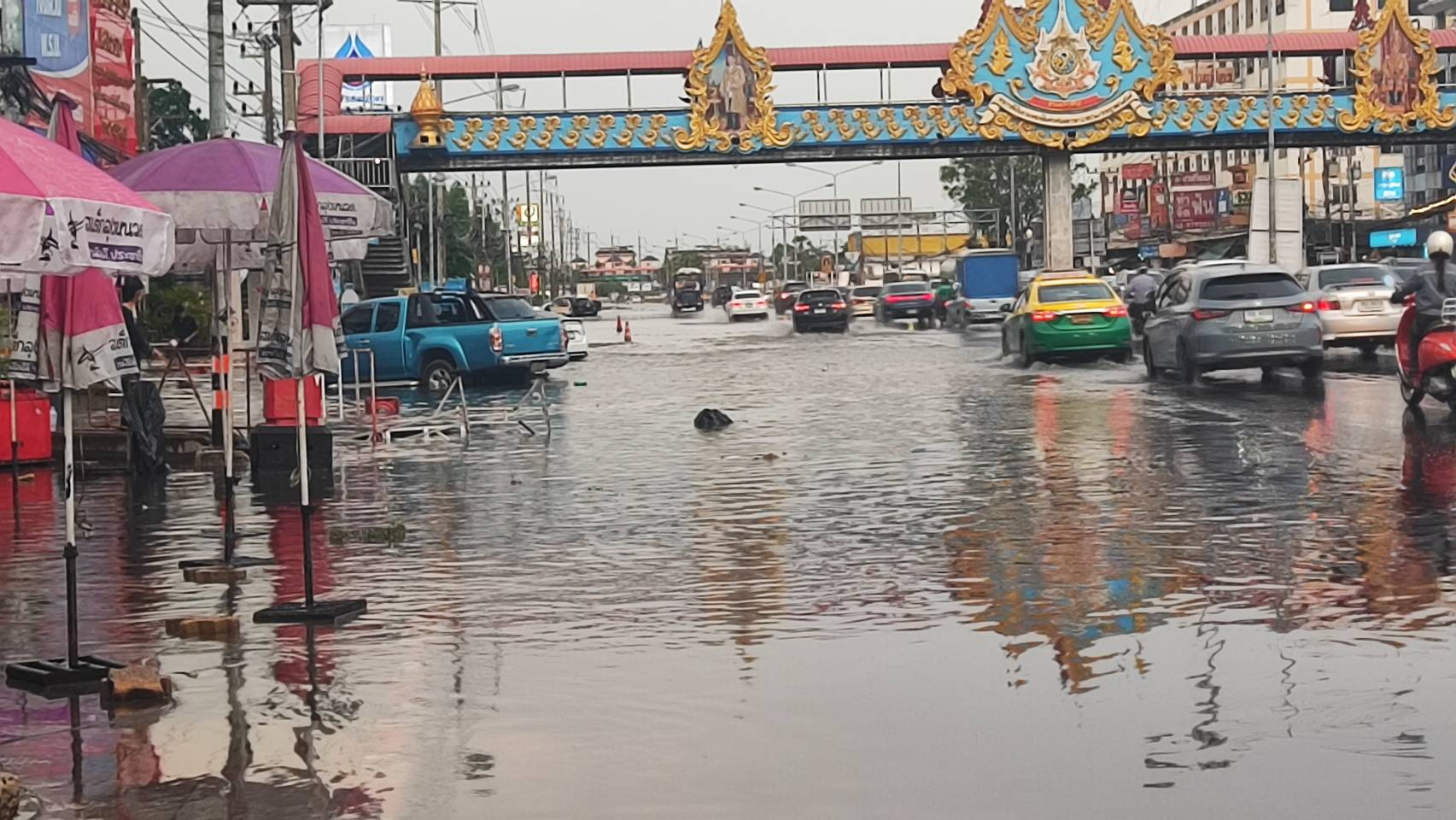 พายุฝนกระหน่ำในพื้นที่ปทุมธานีทำน้ำท่วมถนนป้ายโฆษณาล้ม ด้านบ้านที่ปรึกษานายกทต.บ้านกลางกันสาดพัง  