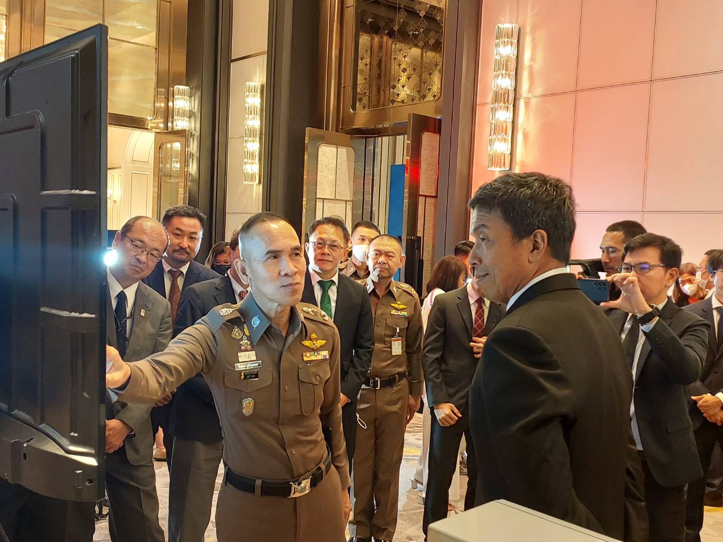 รอง ผบช.น.จับมือผู้ว่าชัชชาติเปิดใช้งานระบบควบคุมสัญญาณไฟจราจรเป็นพื้นที่(ATC)