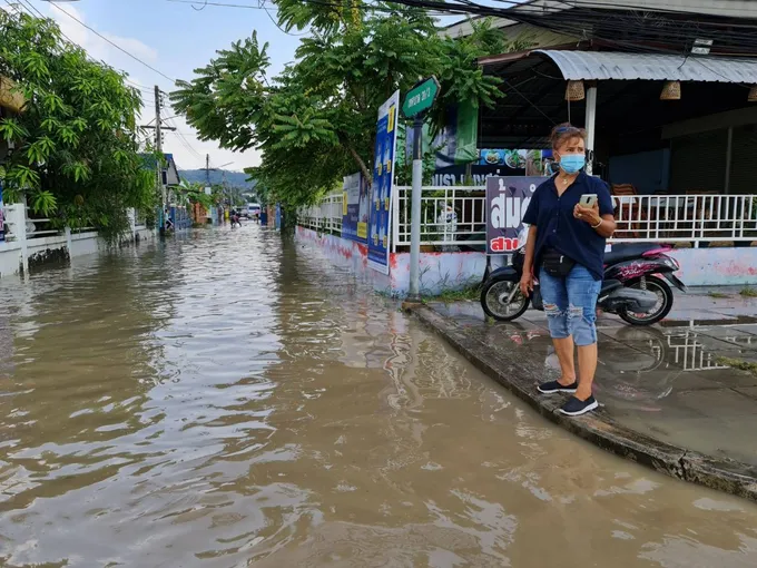 ฝนถล่มสัตหีบ​ น้ำระบายไม่ทันท่วมซ้ำซาก จับปลาซะเลย