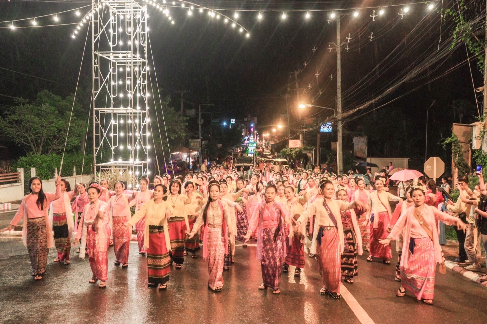 สุดตื่นตา!! อลังการขบวนแห่จองพารา วิถีคนพุทธของชาวไทใหญ่ จ.แม่ฮ่องสอน 