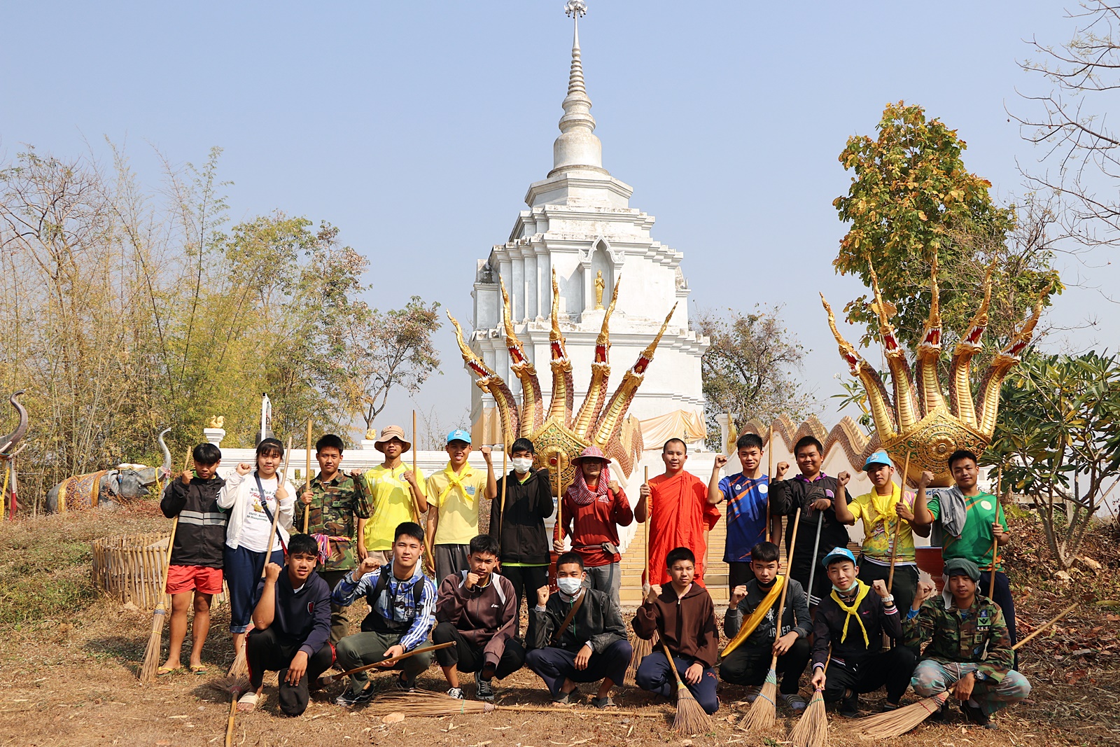  กลุ่มเยาวชนคนดี ร.ร.ฟากกว๊านวิทยาคม ทำแนวกันไฟวัดพระธาตุโป่งเงิน