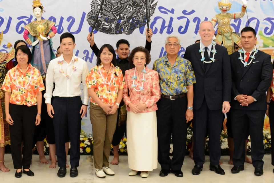 บางรักร่วมสืบสานประเพณีไทย สรงน้ำพระ รดน้ำขอพรผู้สูงอายุ