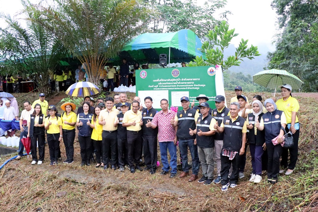 ผู้ตรวจฯกรมประมง เขต 6 เปิดป้ายและปล่อยพันธุ์สัตว์น้ำเขตพื้นที่รักษาพันธุ์สัตว์น้ำ ลำห้วยทรายขาว