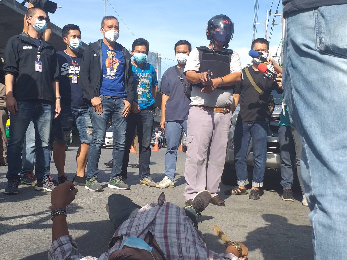 คุมตัว "มือยิงแท็กซี่" ออกหลังโรงพัก ทำแผนด่วน 15 นาที นำตัวกลับ 