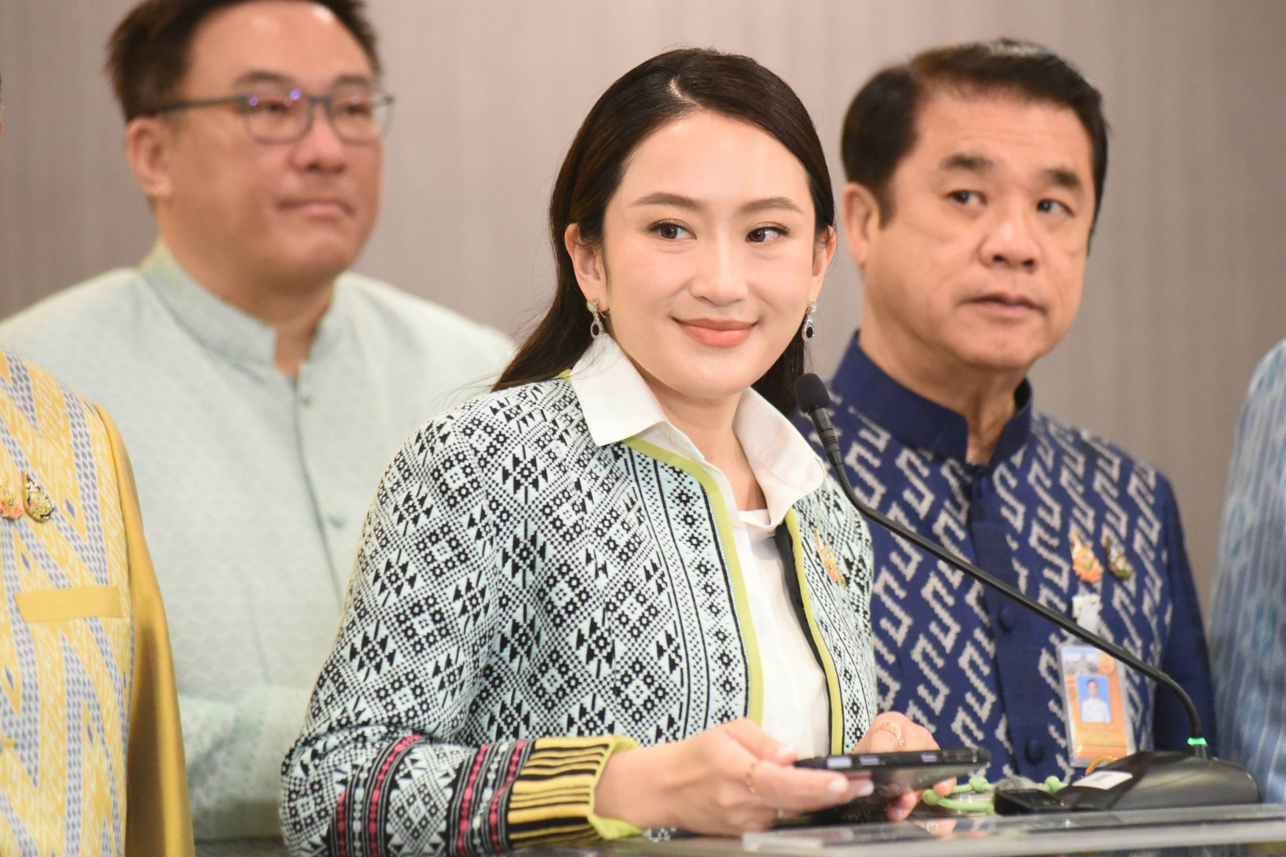 “อิ๊งค์” แจง “ทักษิณ” เข้าบ้านพิษณุโลก พูดภาพกว้าง หลัง “ทรัมป์” นั่งปธน.สหรัฐฯ พร้อมแจงศึกซักฟอก ขอเข้าใจเป็น “นายกฯเจนวาย” 