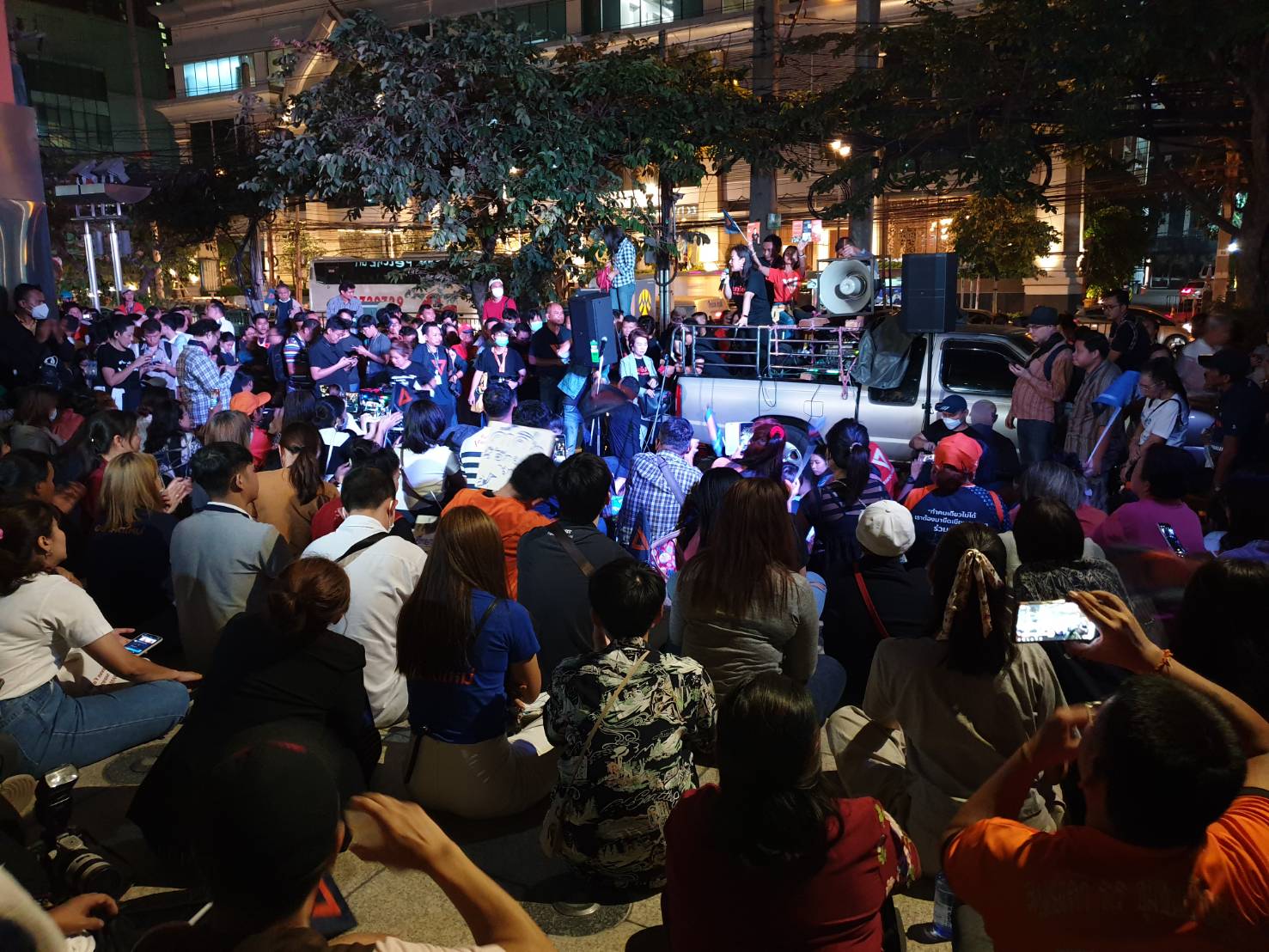 "อนาคตใหม่" เปิดเวทีปราศรัยหน้าตึกไทยซัมมิท มวลชนแห่ร่วมพรึ่บ!!
