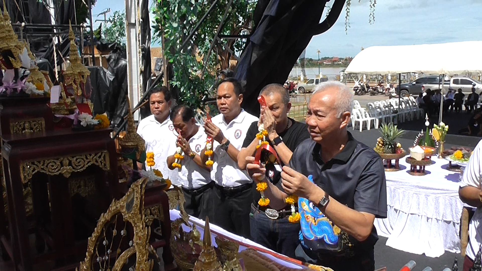 นายกเทศมนตรีเมืองหนองคาย ประกอบพิธีไหว้ครูบวงสรวงสิ่งศักดิ์สิทธิ์ ก่อนเปิดการแสดงแสงเสียงเปิดตำนานบั้งไฟพญานาค