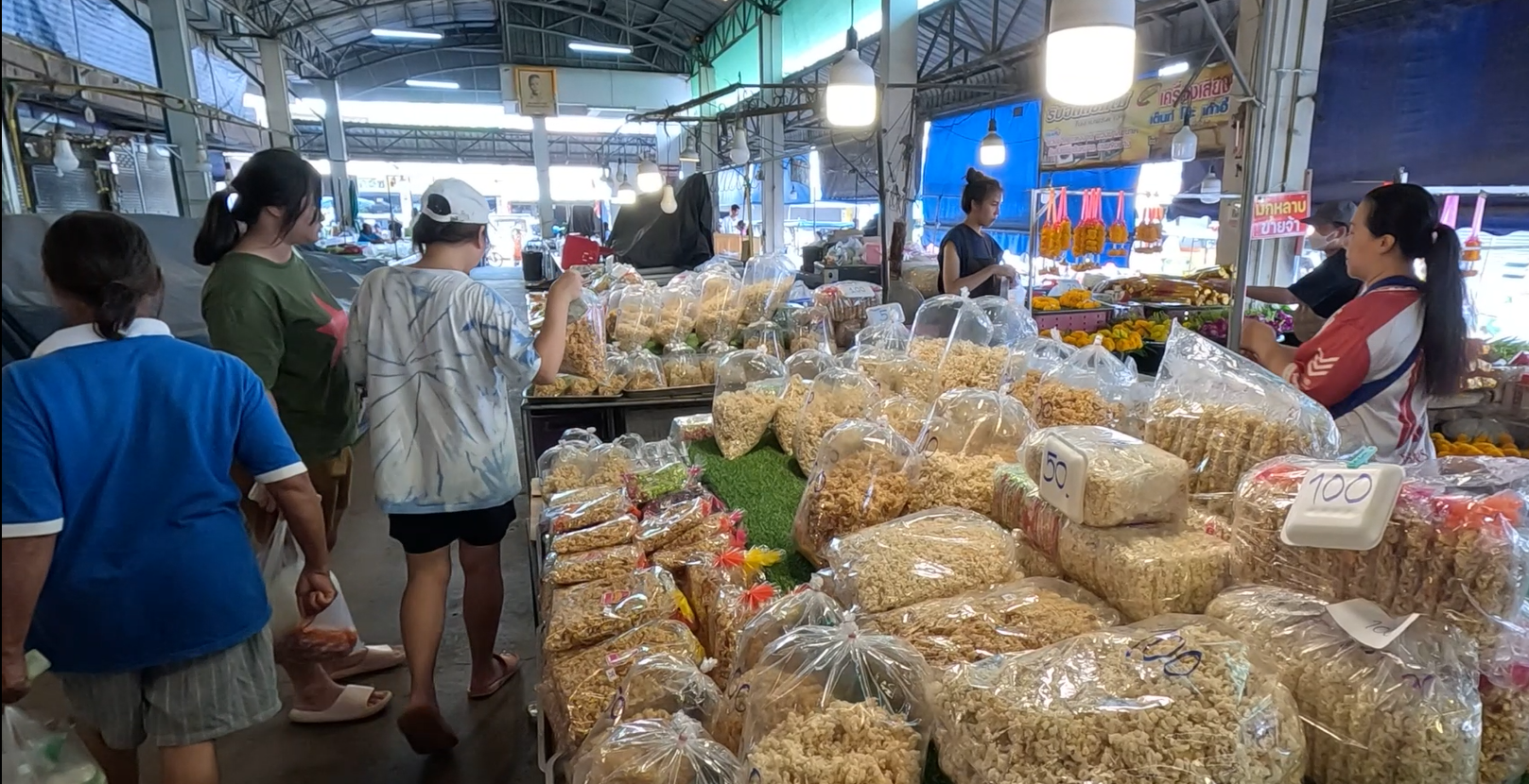 บุรีรัมย์ อานิสงค์เงินหมื่น คนแห่ซื้อของไหว้โฎนตาและสารทไทยคึกคัก