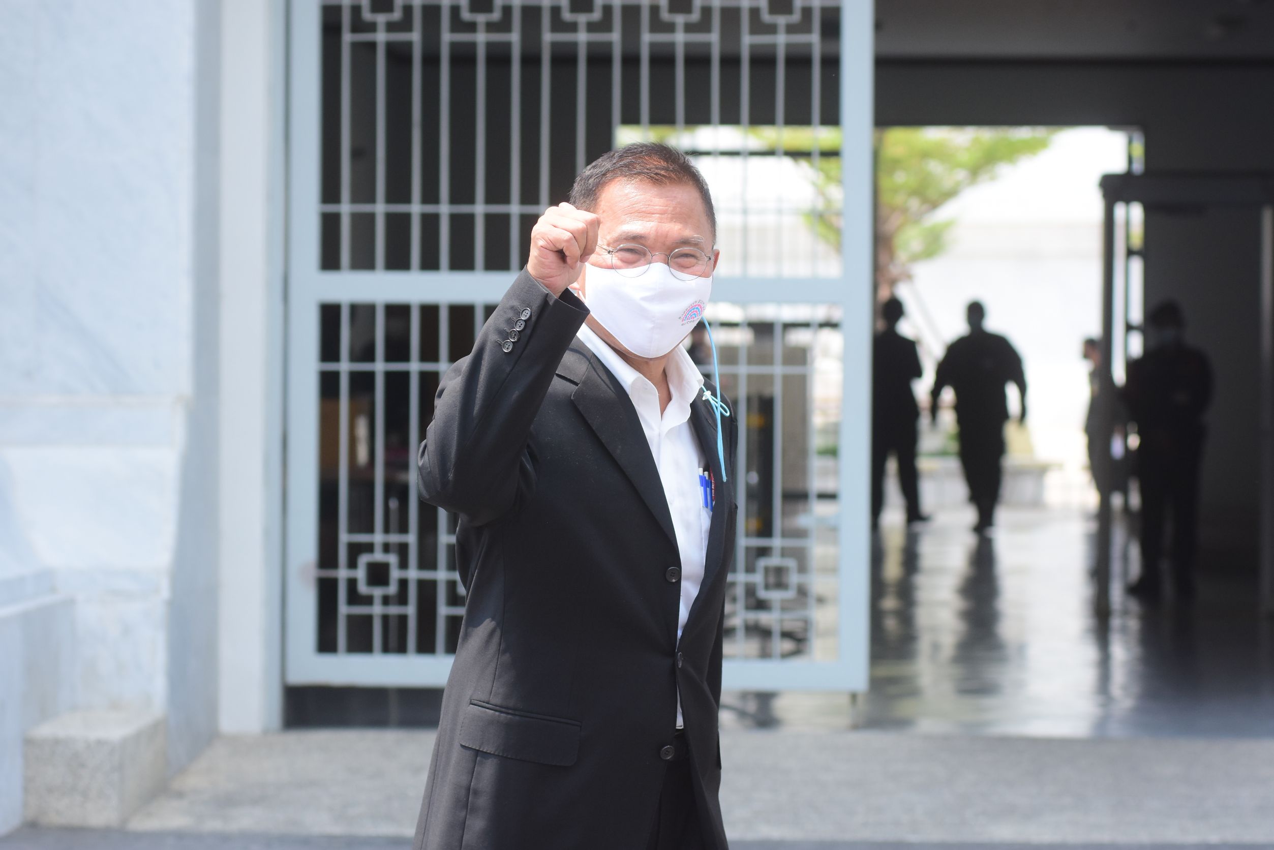 'วัฒนา เมืองสุข'เดินทางมาศาลฟังคำพิพากษาฯ คดีทุจริตบ้านเอื้ออาทร