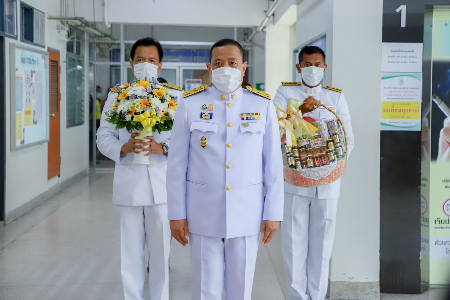 "ในหลวง-ราชินี" โปรดเกล้าฯ ให้ผู้ว่ารฯนราธิวาส เชิญดอกไม้และตะกร้าสิ่งของพระราชทานมอบให้ผู้ได้รับบาดเจ็บจากสถานการณ์ความไม่สงบในพื้นที่