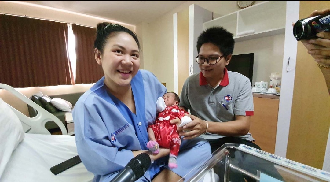 โรงพยาบาลจุฬารัตน์ 3 ทำเก๋ ใส่ชุดกี่เพ้าสีแดงให้ทารกแรกเกิดต้อนรับเทศกาลตรุษจีน