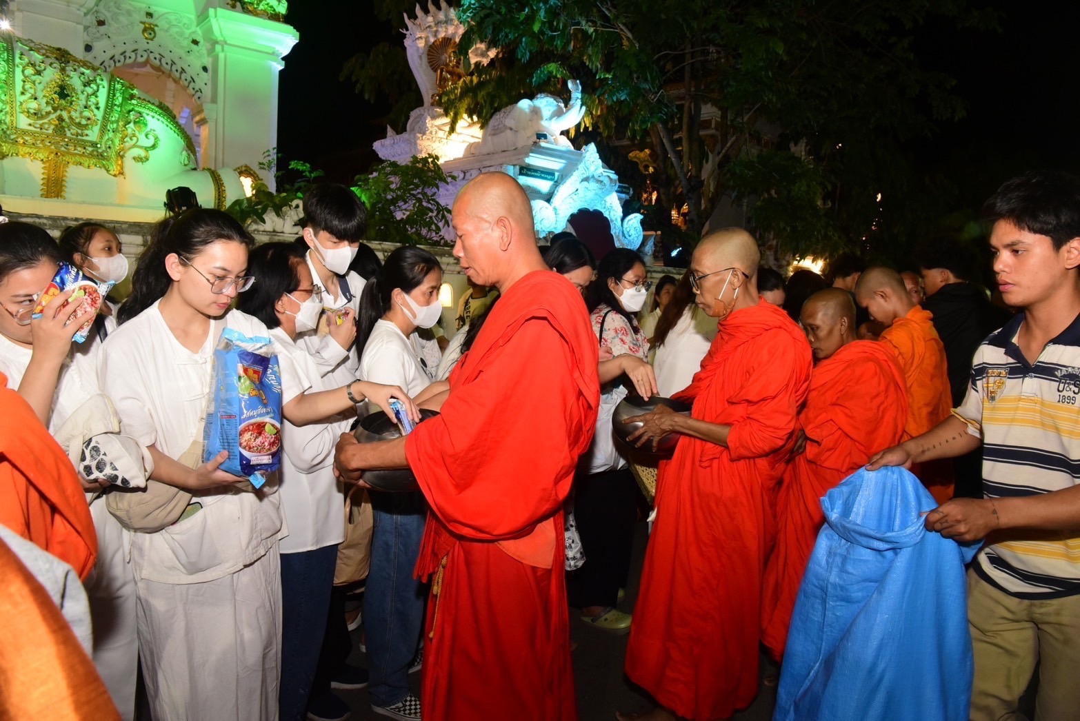 เชียงรายพุทธศาสนิกชนนับพันร่วมตักบาตรเที่ยงคืนมีเพียงปีละเพียง 1 ครั้งในวันวิสาขบูชา