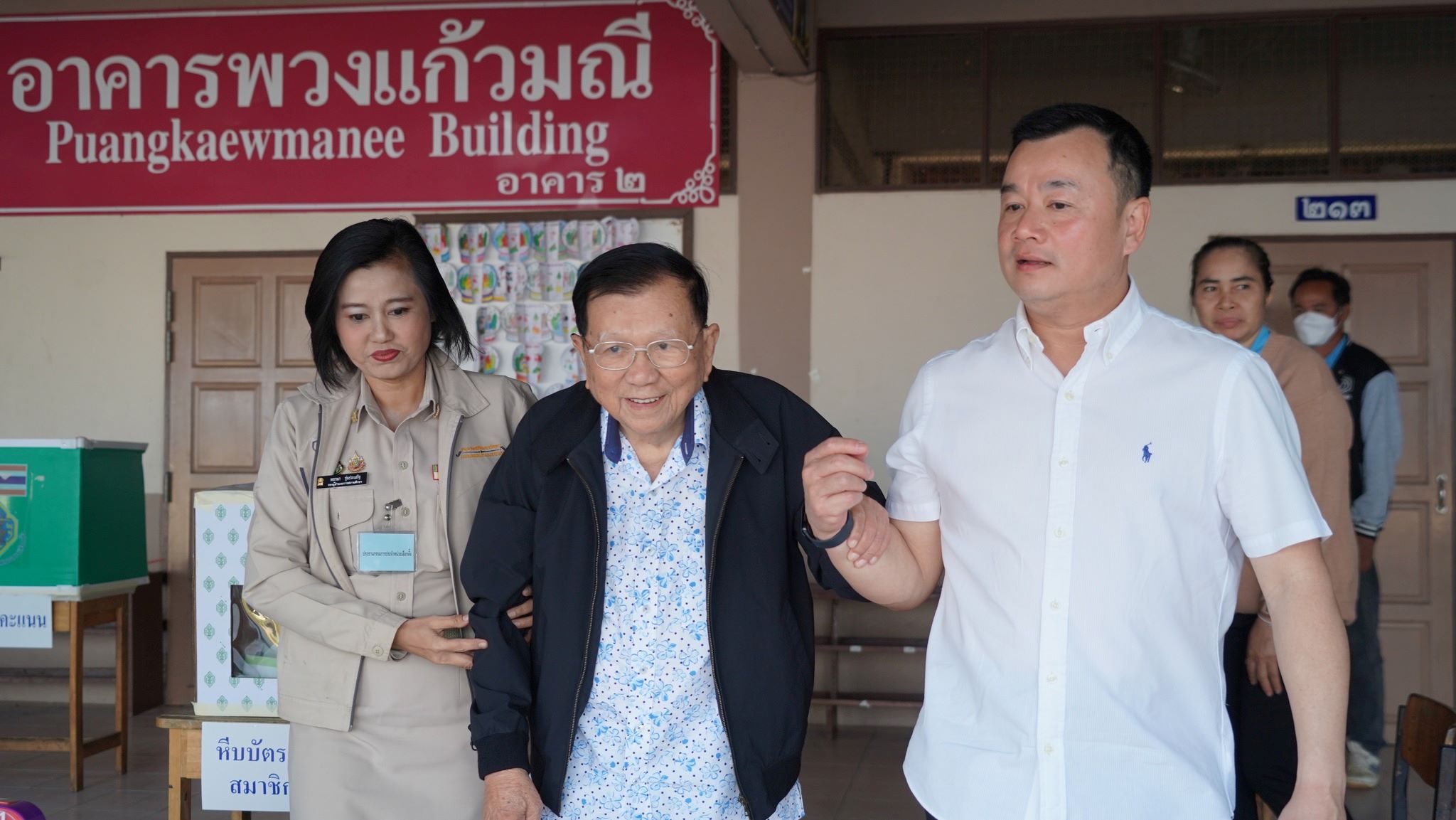 'สรวงศ์-เสนาะ' เดินทางมาใช้สิทธิ์ลงคะแนนส.อบจ.สระแก้วเขตเลือกตั้งที่ 1 ในบรรยากาศผู้มาใช้สิทธิ์คึกคัก