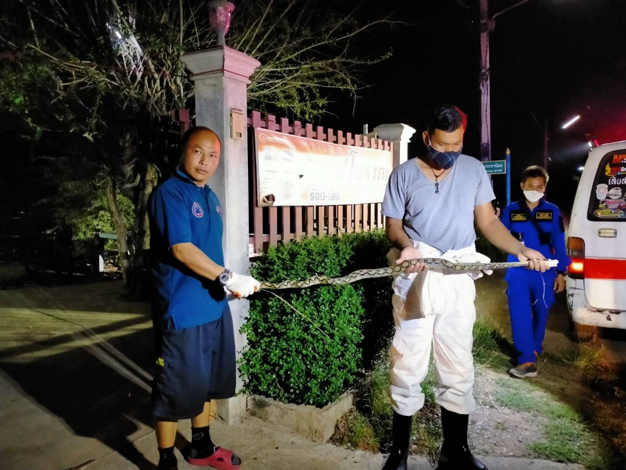 หน่วยกู้ภัยร่วมใจท่าบ่อ ช่วยจับงูเหลือมเข้าบ้านชาวบ้าน