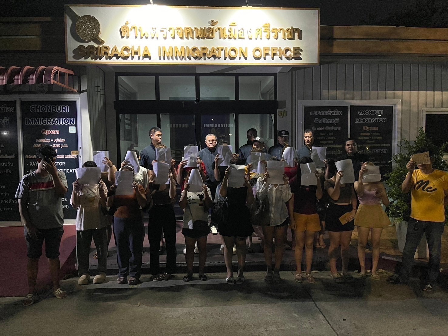 ตม.ชลบุรีลุยปิดล้อมตรวจค้นร้านอาหาร-คาราโอเกะย่านแหลมฉบังจับสาวลาวแฝงตัวแอบทำงานเพียบ