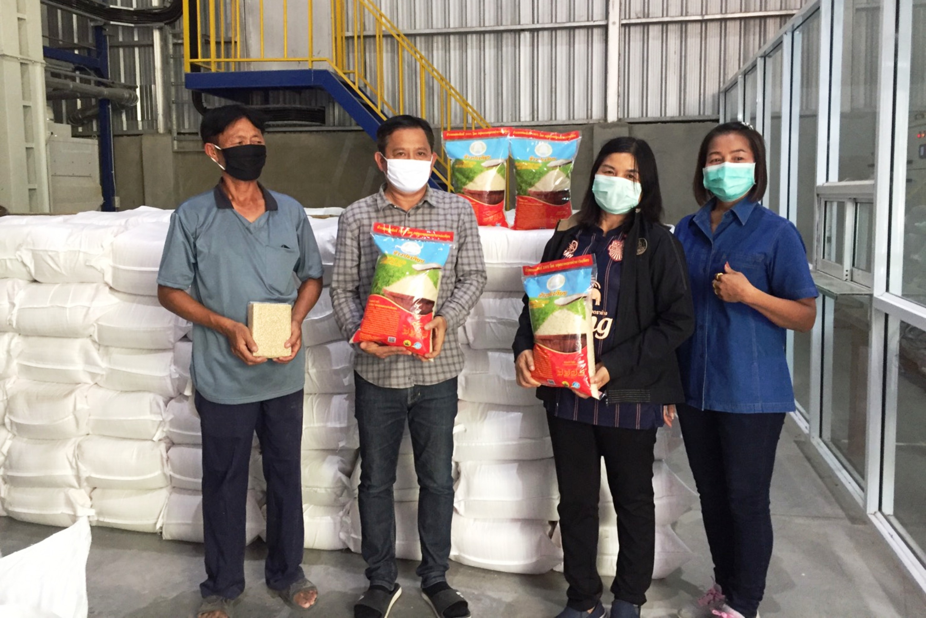 กลุ่มเกษตรกรทำนาปะเคียบ ส่งมอบข้าวสารหอมมะลิ  ให้สหกรณ์การเกษตรปะเหลียน 38  ตัน 