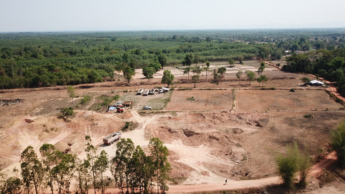 บุกจับนายทุนโกงชาติลอบขุดดิน "สปก." สร้างทางหลวงอ้างนักการเมืองหนุน