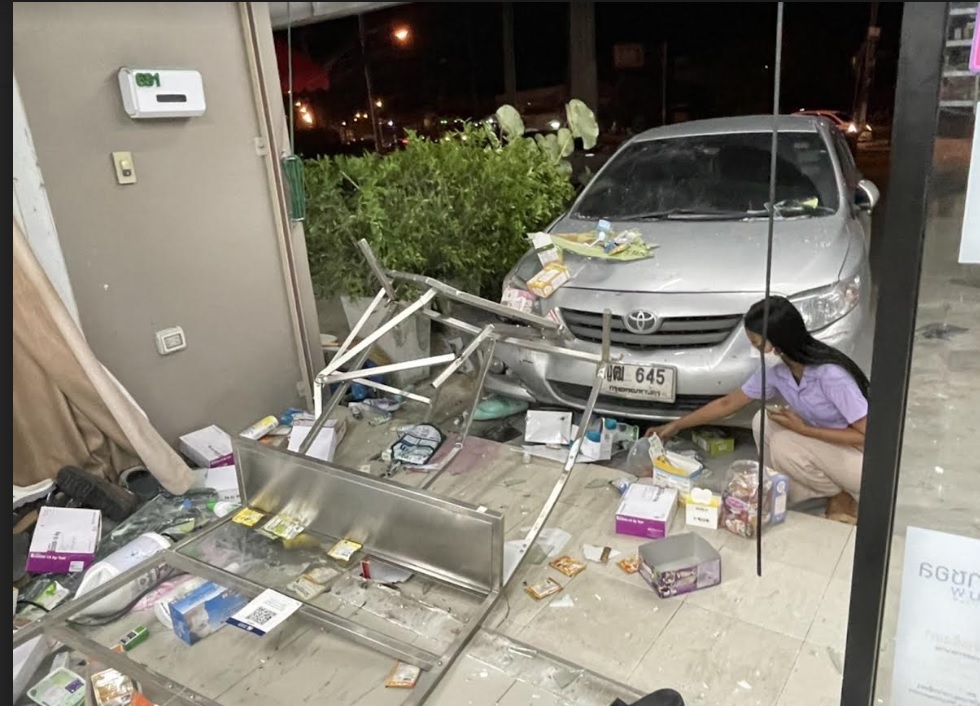 หญิงขับเก๋งเข้าเกียร์ผิดพุ่งชนร้านขายยาพังยับ