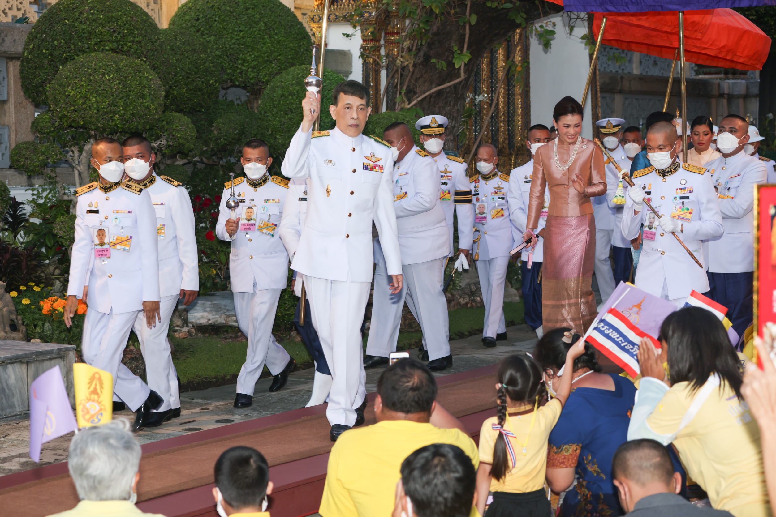‘ในหลวง-ราชินี’ เสด็จฯ ทรงเปลี่ยนเครื่องทรง ‘พระแก้วมรกต’ เป็นเครื่องทรงฤดูหนาว 