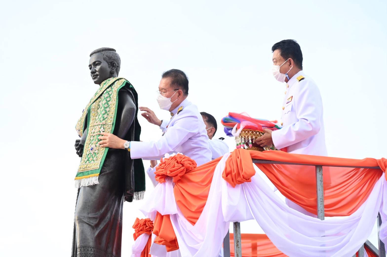 ผู้ว่าฯ โคราชอัญเชิญผ้าสไบพระราชทานสีเขียวห่มองค์ย่าโม  รำบวงสรวงวันสุดท้าย ในงานย่าโม ปี 2565