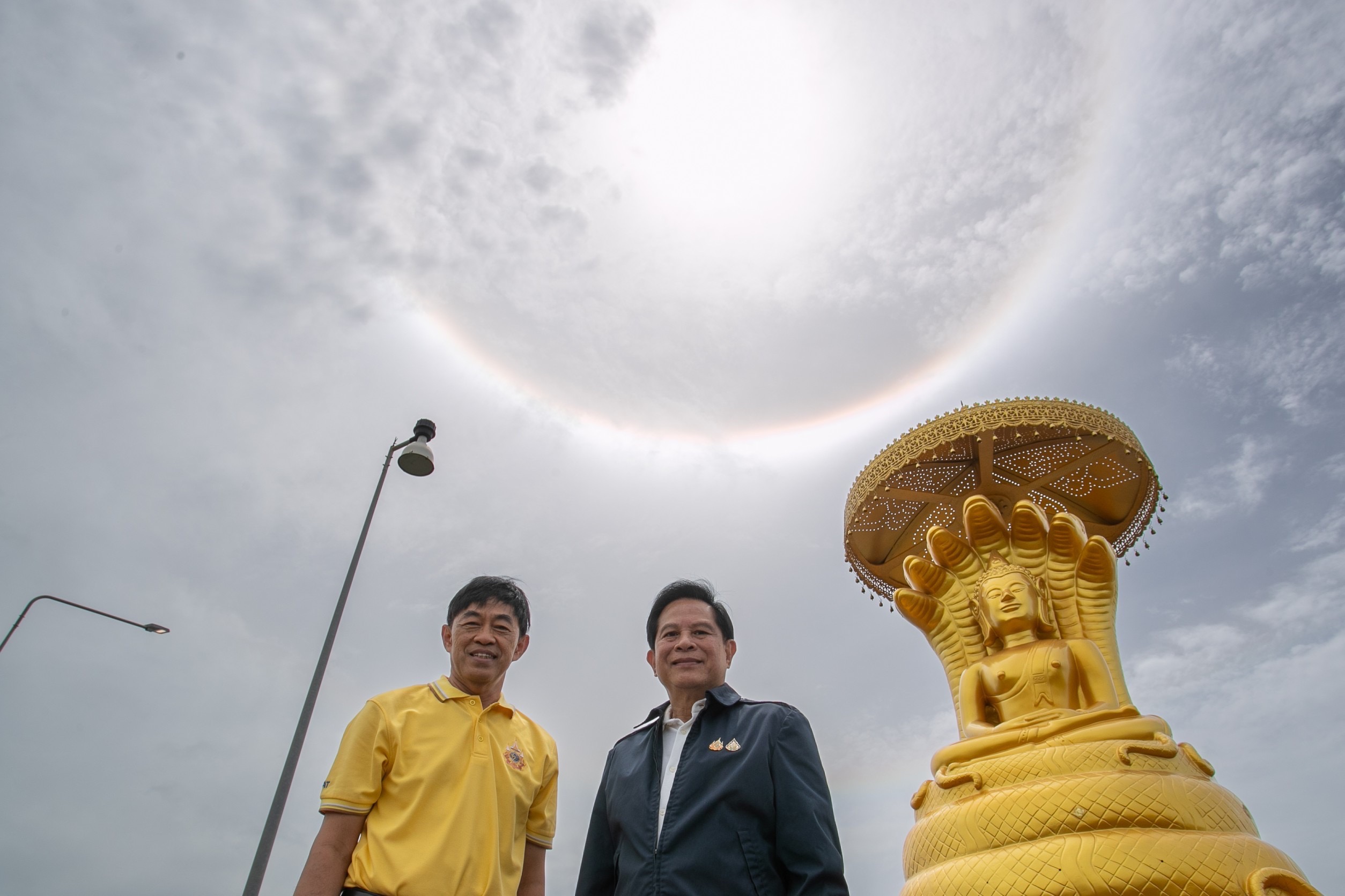 ฮือฮา!! พระอาทิตย์ทรงกลด "พีระพันธุ์"  สักการะหลวงพ่อเจ็ดกษัตริย์ หลังลงพื้นที่ชมโรงไฟฟ้าพลังน้ำลำตะคองชลภาวัฒนา