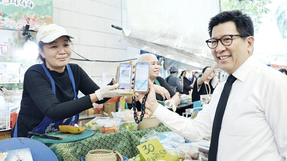 "เอกนิติ" นำทีมลงพื้นที่ตลาดหลังกระทรวงฯ ประชาชนใช้สิทธิ "คนละครึ่ง พลัส" คึกคัก