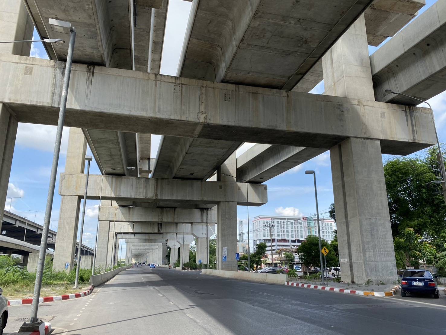 รถไฟฯ แจงถนนและระบบไฟส่องสว่างชำรุด ถนนกำแพงเพชร 6 เหตุโดยขโมยตัดสายไฟ เร่งแก้ไข-ส่งมอบพื้นที่ให้กทม.ดูแล