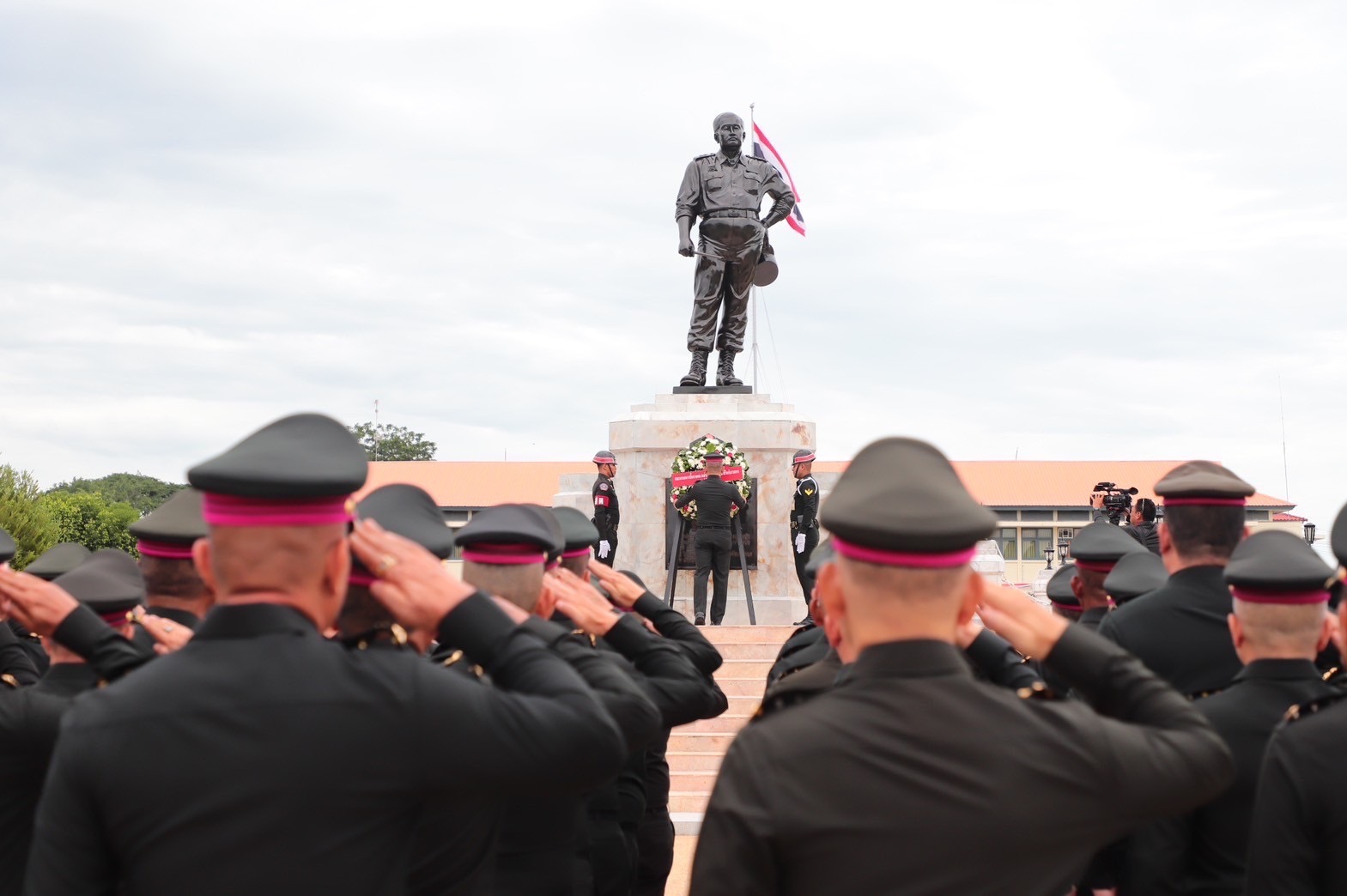 กองทัพบกจัดพิธีวันทหารราบและพิธีเทิดเกียรตินายทหารชั้นนายพลเหล่าทหารราบที่จะเกษียณอายุราชการ