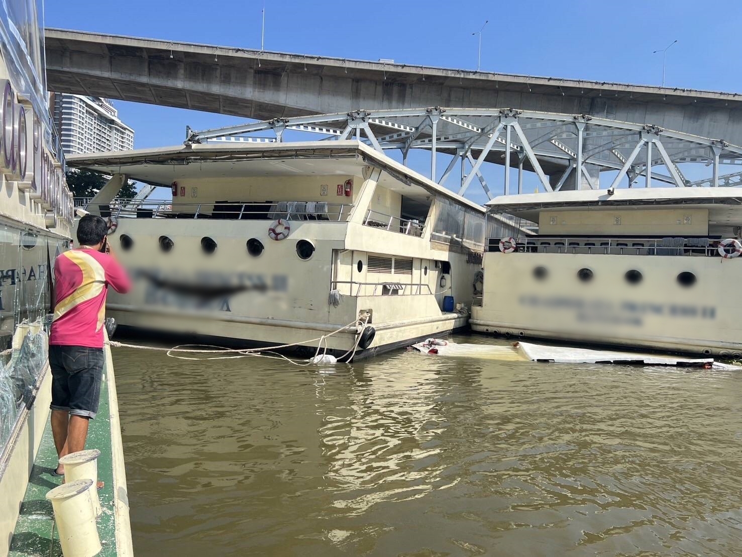 ระทึก!!! เรือชนกันกลางเจ้าพระยา ใกล้สะพานกรุงเทพ จม 1 ลำ