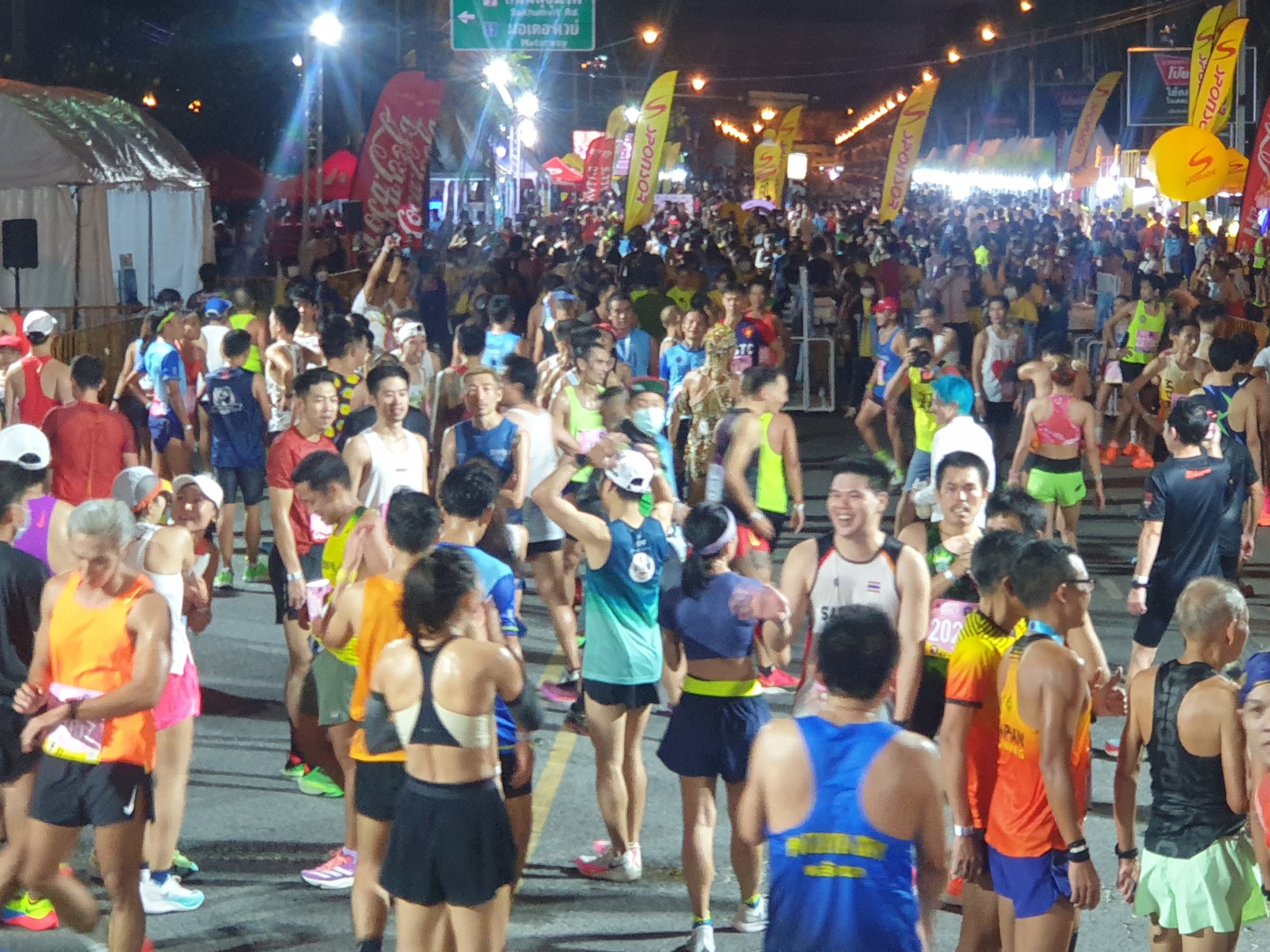 ประมวลภาพ! "บางแสน 21" มิตรภาพในสนามของเหล่านักวิ่งทั่วโลก