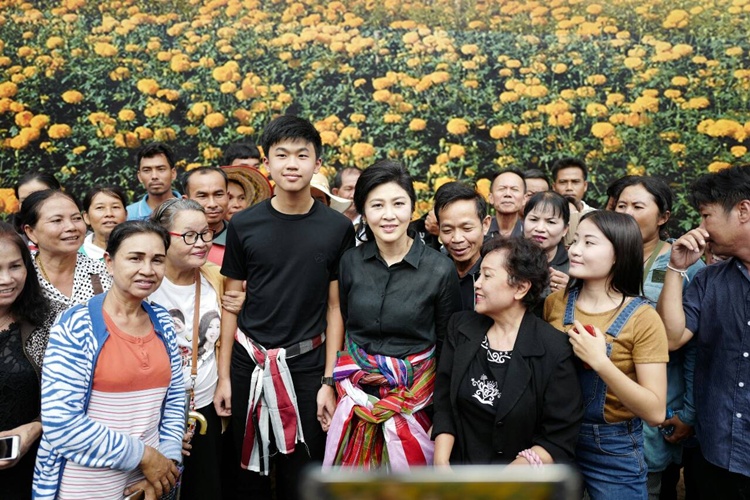 "ยิ่งลักษณ์"ควง "น้องไปป์"-อดีต ส.ส.พท.ปลูกดอกดาวเรืองกับ ปชช.