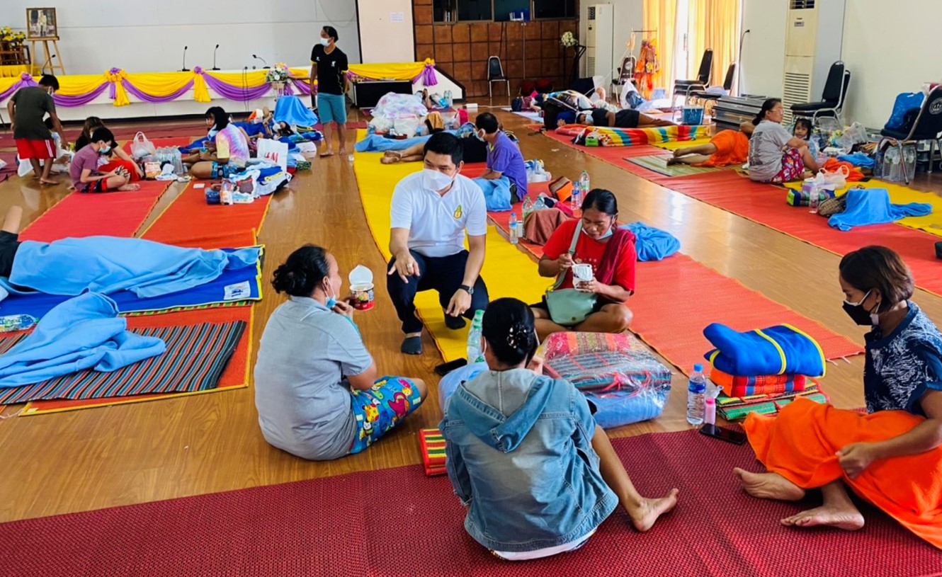 “ชณทัต”ที่ปรึกษาประจำคณะกรรมาธิการพาณิชย์ฯมอบสิ่งของให้ผู้เดือดร้อน