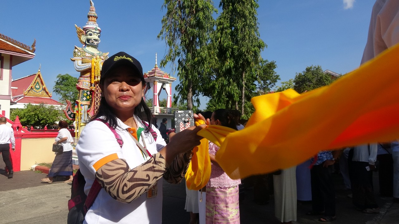 ชาวพุทธไทย-เมียนมา ร่วมห่มผ้าพระบฏรอบพระบรมธาตุเจดีย์ศรีเมืองใต้  ในวันมาฆบูชา