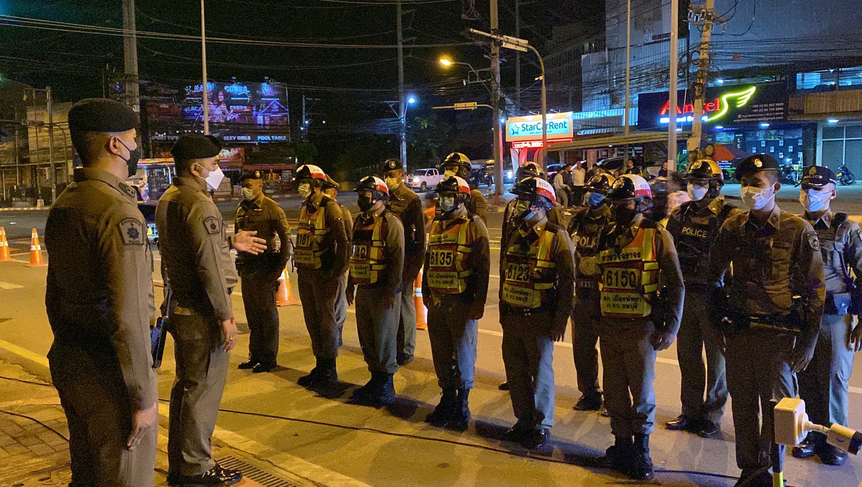 ผกก. สภ. พัทยา นำทีมตั้งด่านตรวจ สานต่อนโยบาย ผบ.ตร.