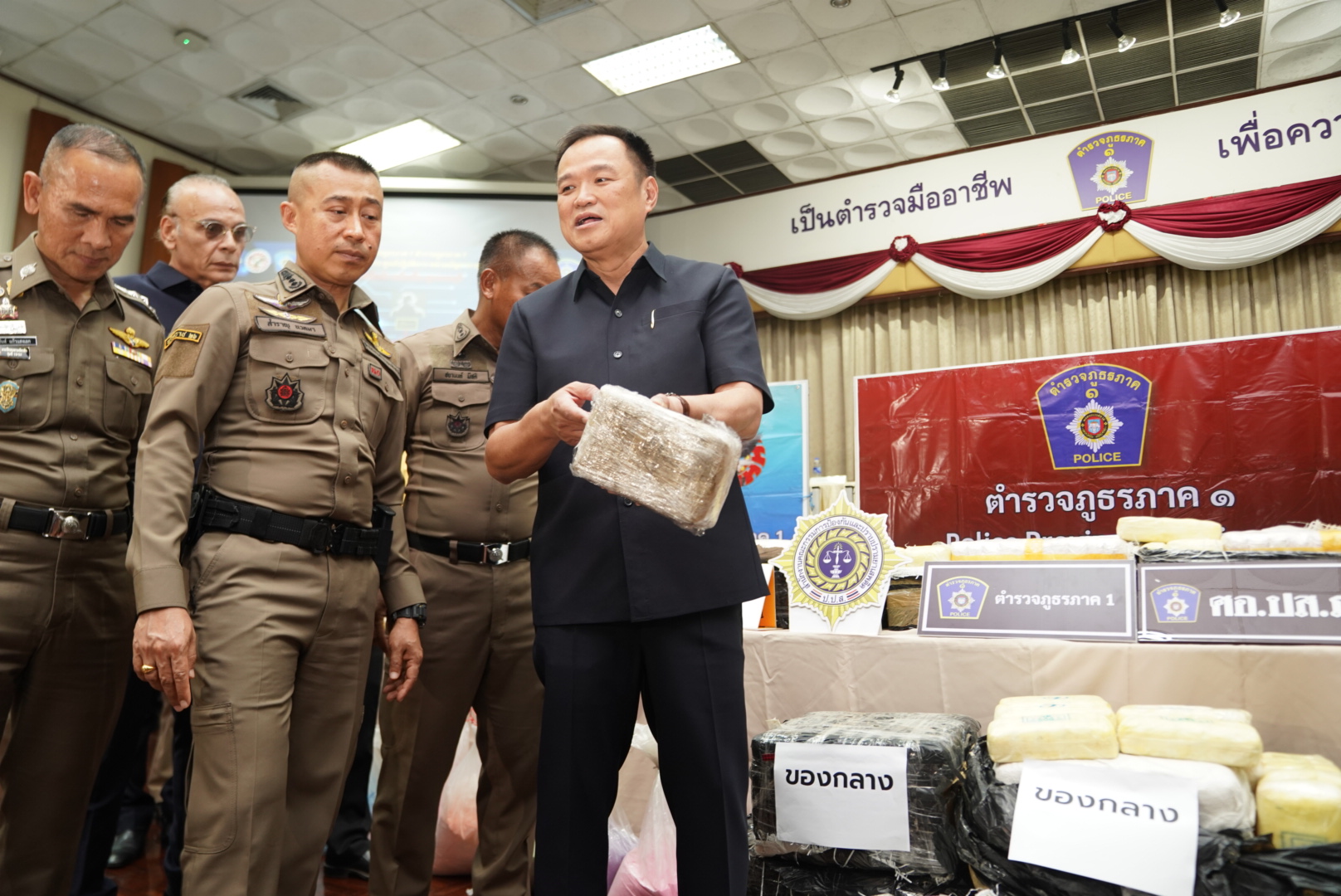 “อนุทิน” ชื่นชมทีมจับกุมยาบ้า 4.5 ล้านเม็ด พร้อมเครื่องปั๊ม