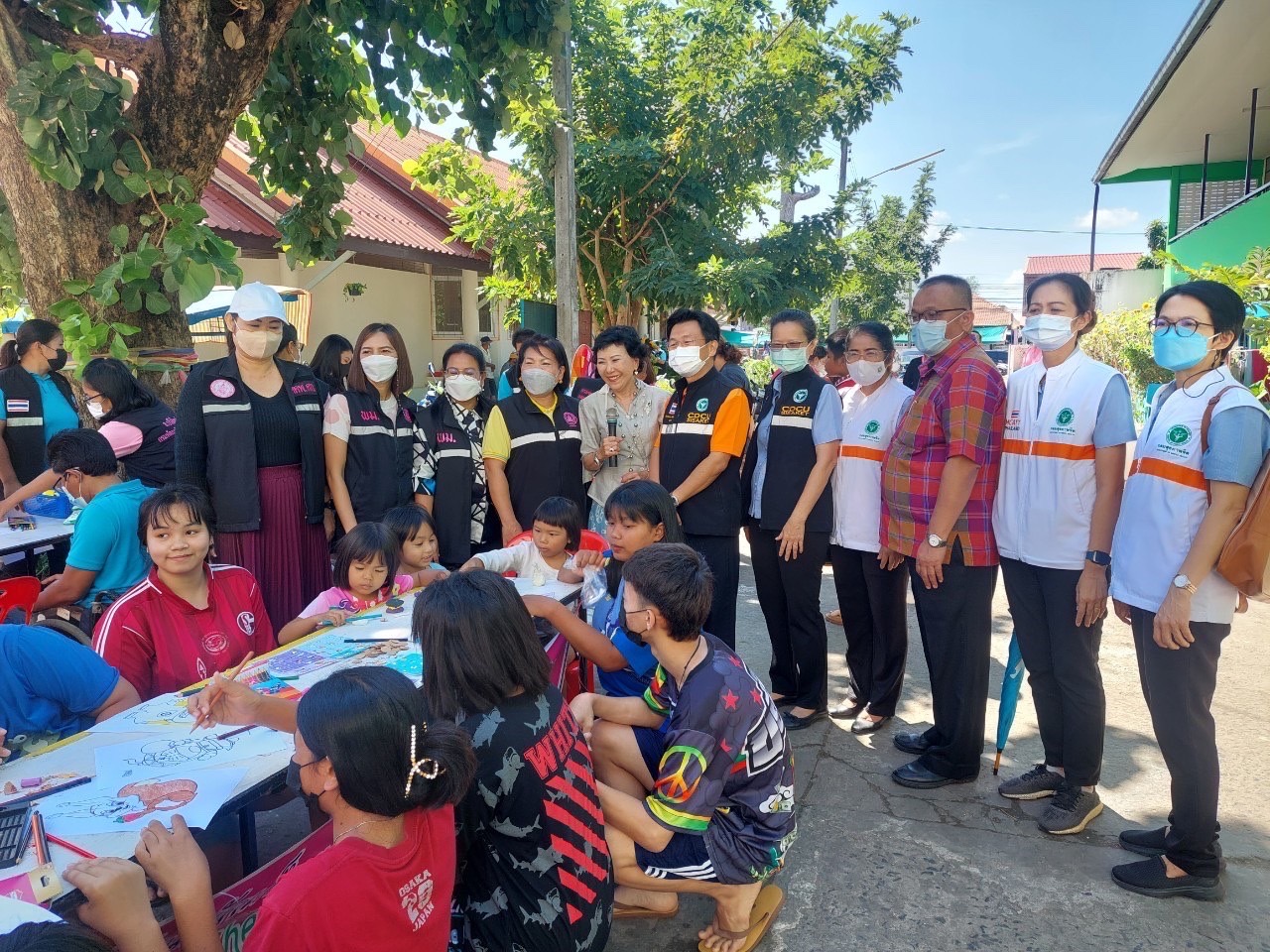 นายแพทย์ สสจ.ศรีสะเกษ เยี่ยมผู้ป่วย มอบสิ่งของช่วยน้ำท่วม ร่วมสร้างสุขกับคณะ พมจ.