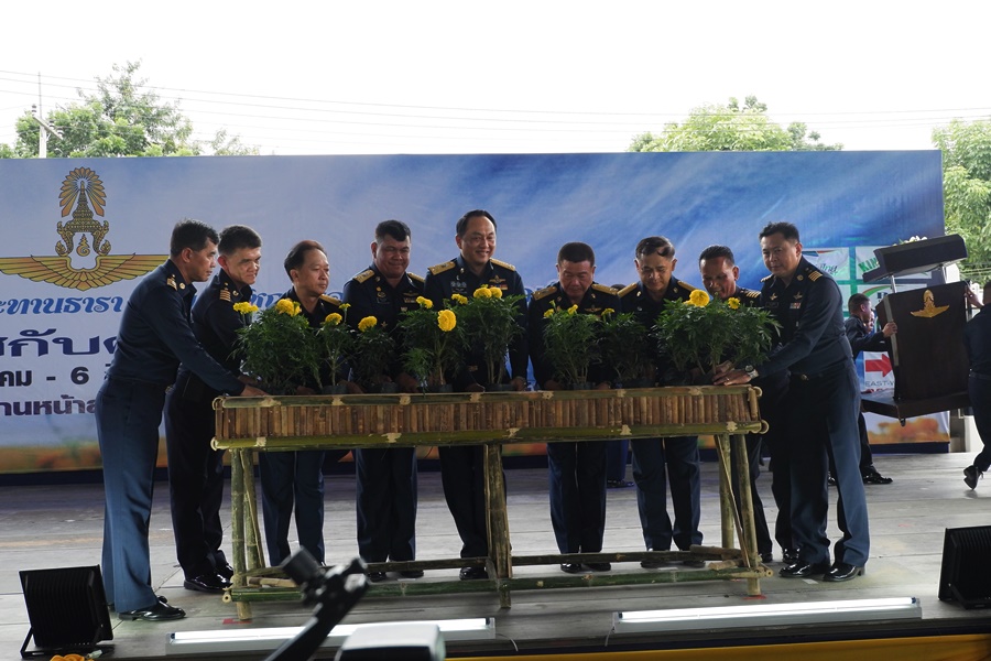 กองทัพอากาศ เปิดงาน “กองทัพอากาศกับศาสตร์พระราชา” เทิดพระเกียรติ ในหลวง ร.9 พร้อมยกทัพปราชญ์เกษตร ถ่ายทอดความรู้ศาสตร์พระราชาด้านการเกษตร และฝึกอบรมอาชีพฟรี