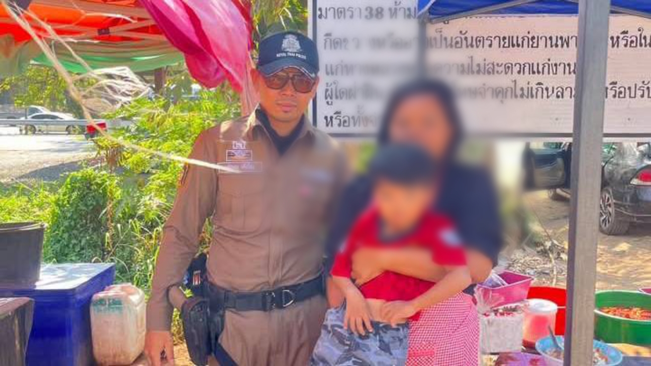 ตำรวจช่วยเด็กวัย3ขวบ ติดในรถเก๋งเกือบชั่วโมง แม่ลุ้นใจแทบขาด 
