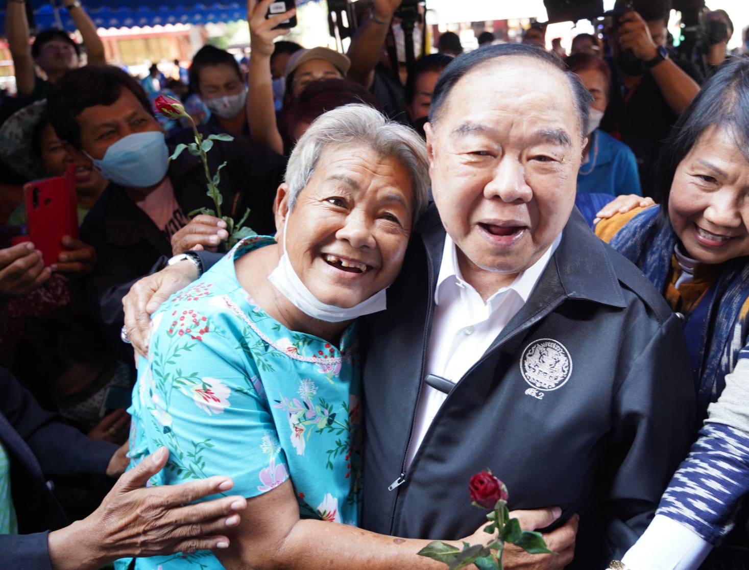 "บิ๊กป้อม" บุกอยุธยา กราบพระนอนวัดสะตือเอาฤกษ์เอาชัย การันตีปชช. ปีนี้ทำนาได้ น้ำไม่ท่วม 