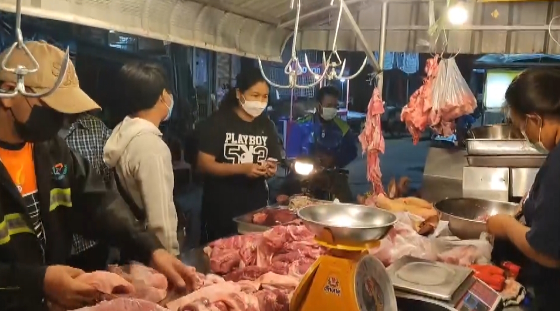  แม่ค้าขายหมูตลาดเดิมบางนางบวชยอมขายหมูถูกเพื่อลดภาระชาวบ้าน 