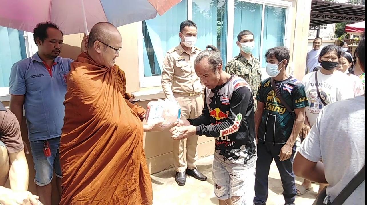 หลวงตาสินทรัพย์ พร้อมศิษยานุศิษย์มอบสิ่งของช่วยเหลือผู้ประสบภัยน้ำท่วมที่อุบลฯ