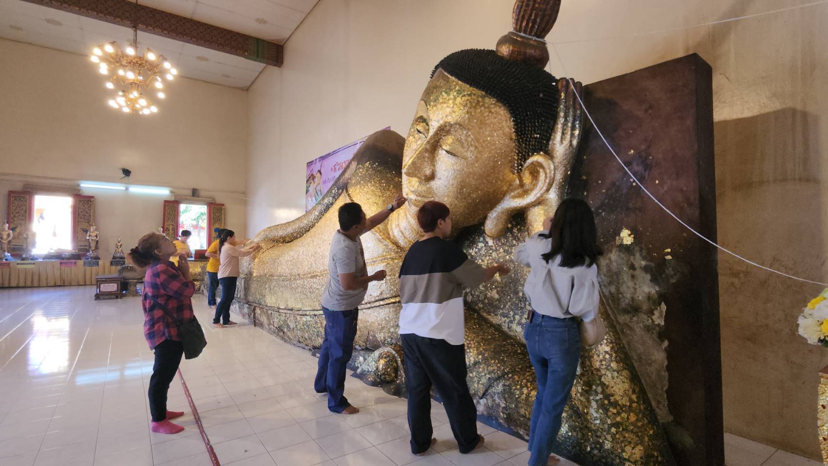 ปชช.ระยอง หลั่งไหลทำบุญไหว้พระพุทธไสยาสน์องค์ใหญ่นอนตะแคงซ้ายแห่งเดียวในประเทศ วัดป่าประดู่ 