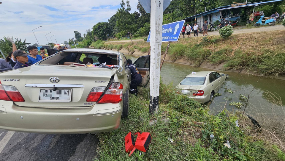 ชนสนั่นกลางสี่แยกวัดใจ สระบุรี! เก๋งคัมรี่พุ่งปะทะดับเบิ้ล เจ็บ 3 ราย ตกคลองส่งน้ำ 