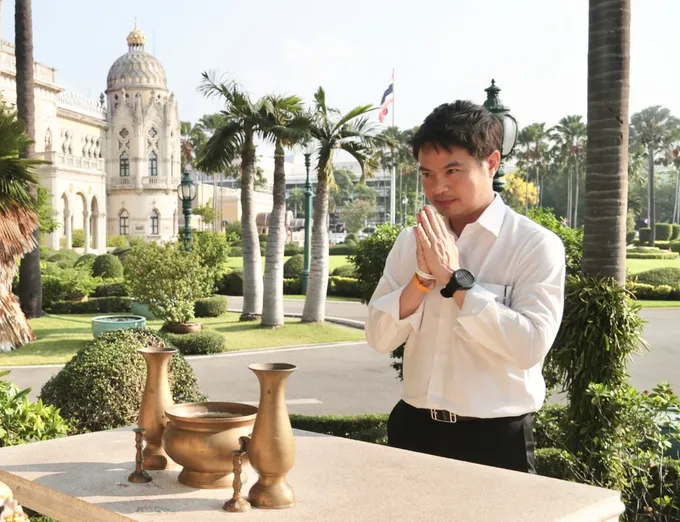 “ภราดร” ไหว้ศาลทำเนียบฯ จ่อถก “เอกนิติ” เคาะงบ “คนละครึ่ง พลัส” วันนี้ ลุ้น 20 ล้านสิทธิ์ เร่งเฟสแรกเร็วที่สุด