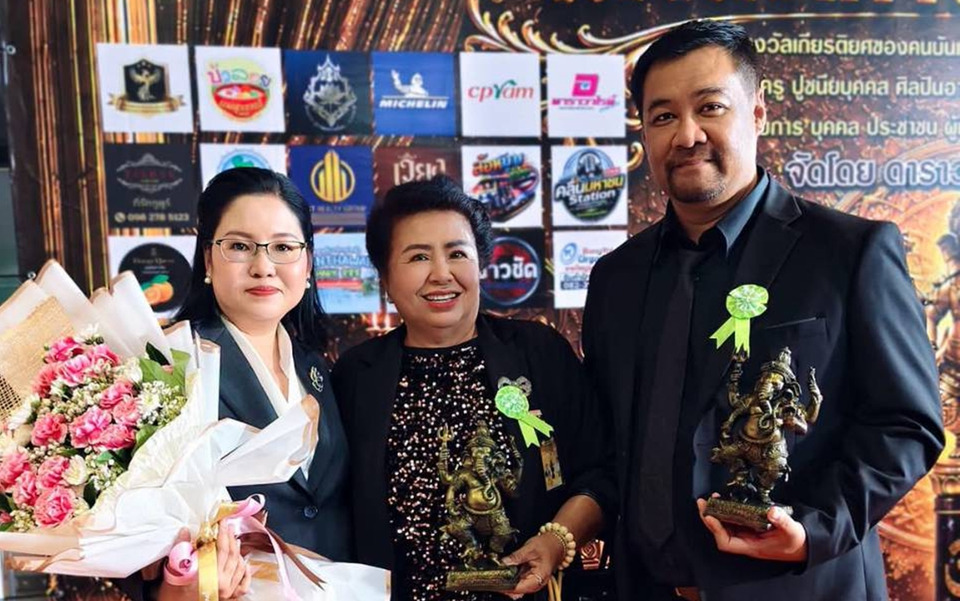 "คุณกุ้ง-มณีรัตน์" ควงผู้กำกับฯ "บอย เจตนิพัทธ์" รับรางวัล นพเก้าดาวมงกุฏเพชร “ผู้ทำคุณประโยชน์ช่วยเหลือสังคมและประเทศชาติยอดเยี่ยม"