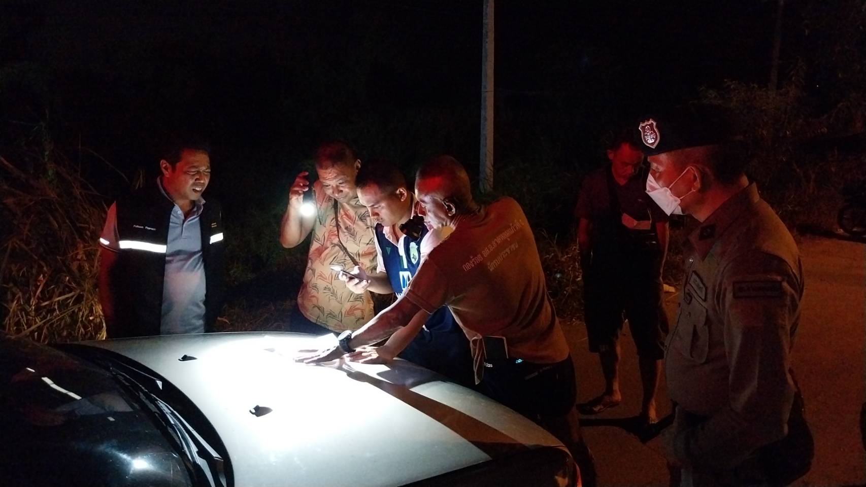 สองคนร้ายลักตัดสายเคเบิ้ลบริเวณถนนปทุมธานี-ลาดหลุมแก้วก่อนจนท.ไปถึงไหวตัวทันวิ่งหนีทิ้งรถเข้าป่าหญ้า